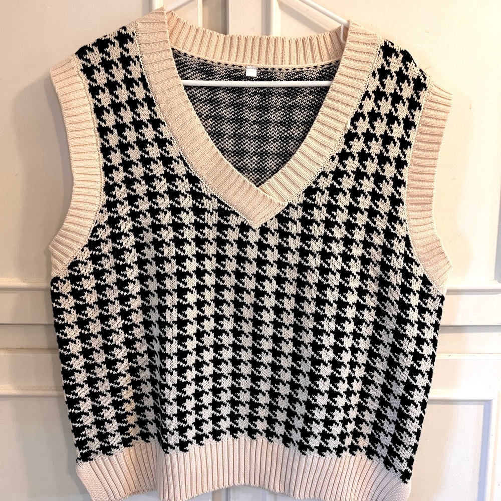 Houndstooth Patterned Sweater Vest - Black and Beige